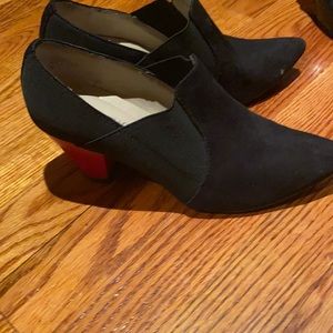 Booty type pump very comfortable soft leather with elastic side detail